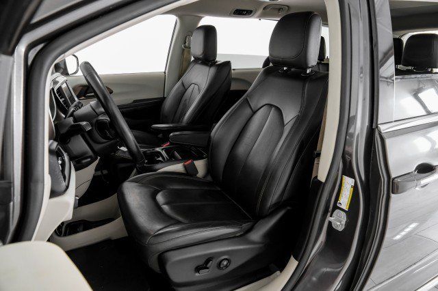 Used 2019 Chrysler Pacifica Touring-L FWD image 29