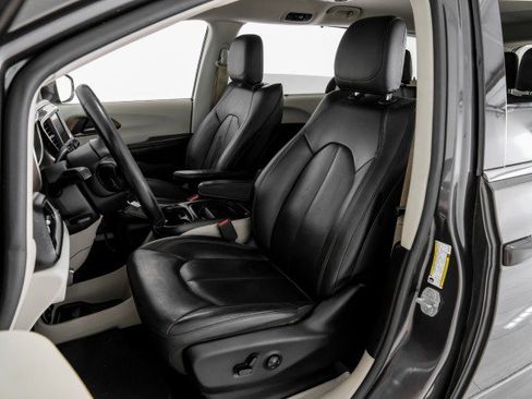 Used 2019 Chrysler Pacifica Touring-L FWD image 29