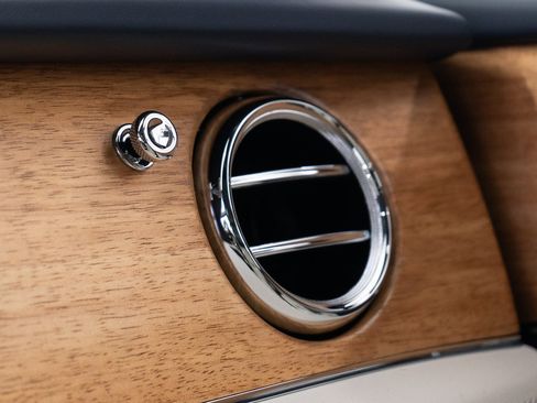 New 2025 Bentley Bentayga Extended Wheelbase image 39