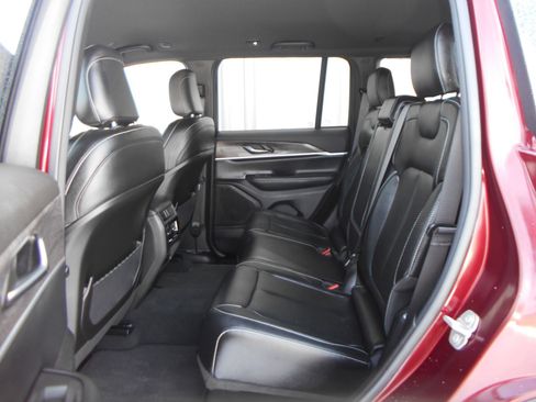 Certified 2024 Jeep Grand Cherokee Limited w/ Black Appearance Package image 7