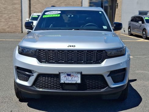 Used 2023 Jeep Grand Cherokee Altitude AWD/4WD image 2
