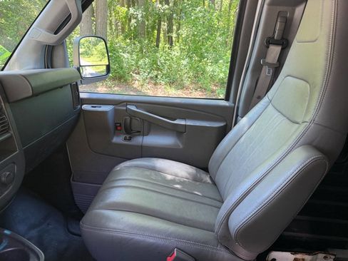 Used 2018 Chevrolet Express 2500 w/ Chrome Appearance Package RWD image 19