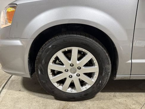 Used 2016 Chrysler Town & Country Touring image 27