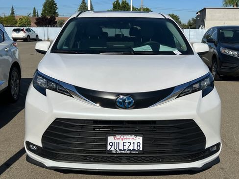 Used 2025 Toyota Sienna XLE FWD image 2