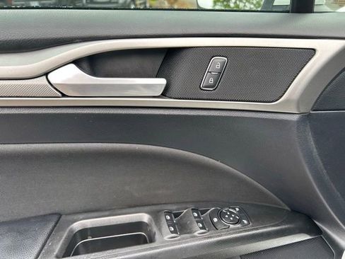Used 2019 Ford Fusion SE FWD image 16