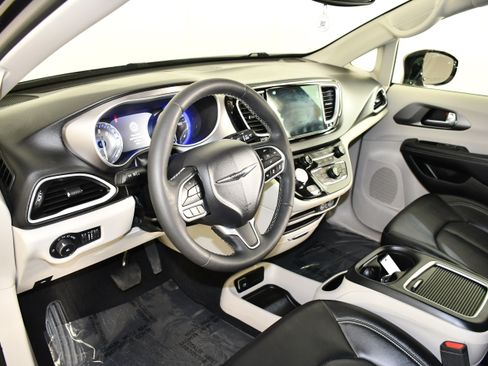 Used 2024 Chrysler Pacifica Touring-L FWD image 37