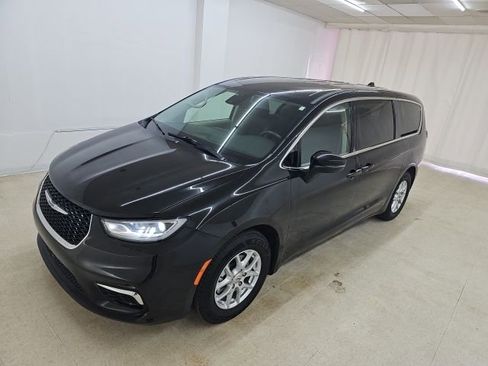Used 2023 Chrysler Pacifica Touring-L image 30