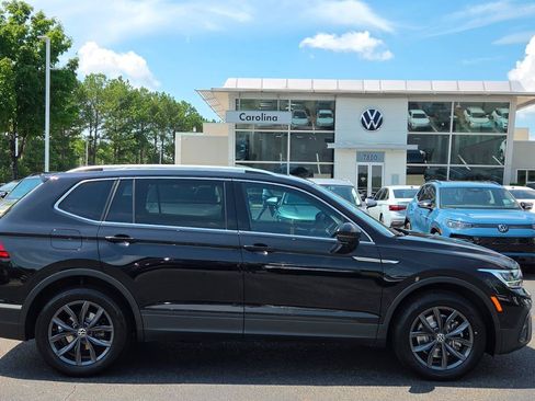 Certified 2023 Volkswagen Tiguan SE w/ Panoramic Sunroof Package FWD image 6