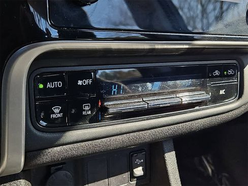 Used 2017 Toyota Corolla LE image 16