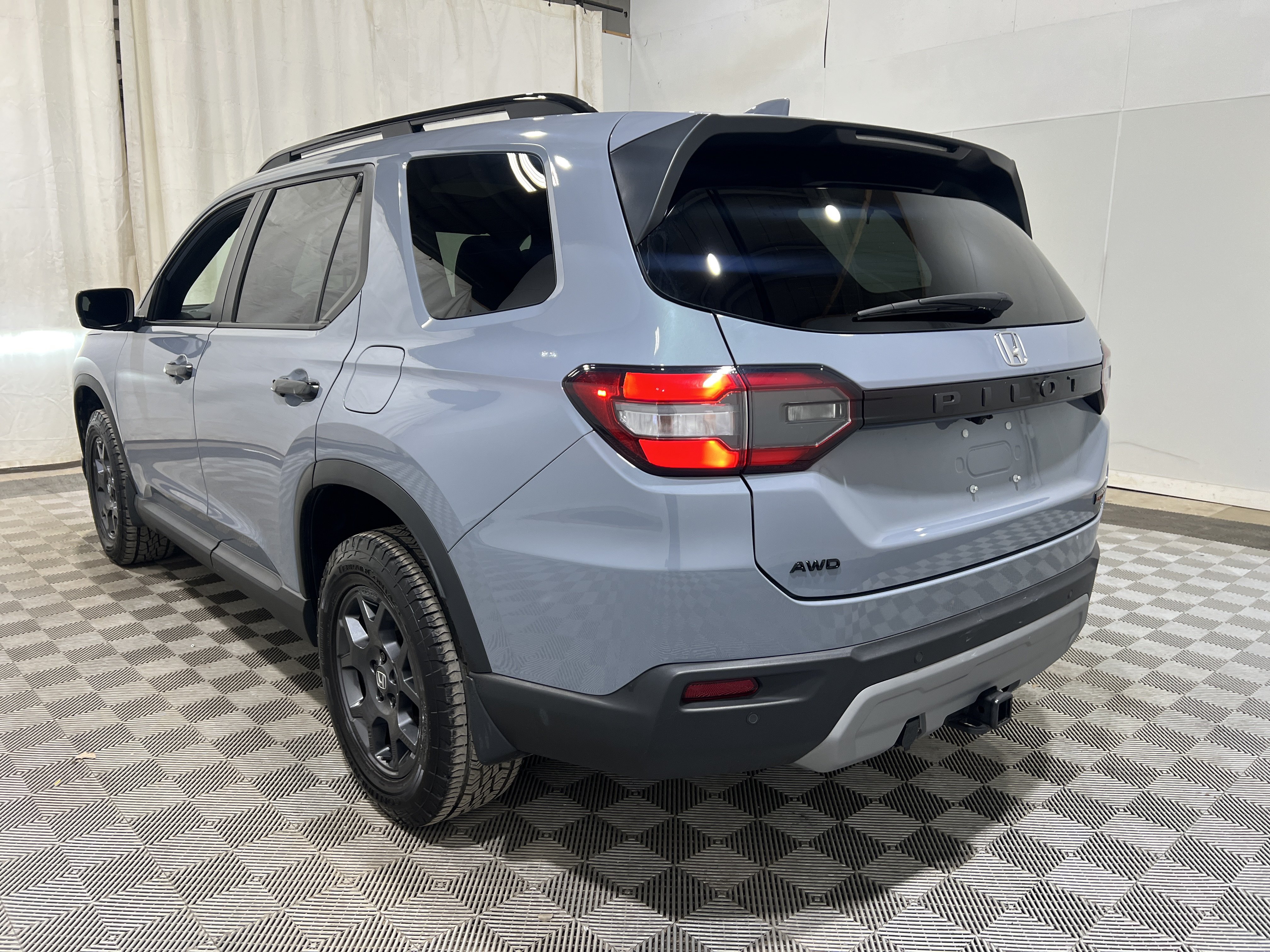 Used 2025 Honda Pilot TrailSport image 2