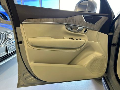Used 2025 Volvo XC90 B6 Plus w/ Protection Package Premier AWD/4WD image 9