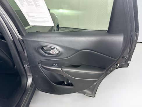 Used 2019 Jeep Cherokee Limited w/ Technology Group FWD image 31