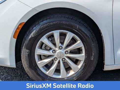 Used 2017 Chrysler Pacifica Touring w/ Tire & Wheel Group FWD image 12