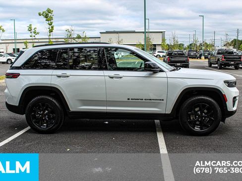 Used 2025 Jeep Grand Cherokee Altitude AWD/4WD image 8