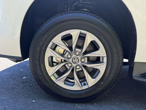 Used 2025 Toyota Sienna LE FWD image 10