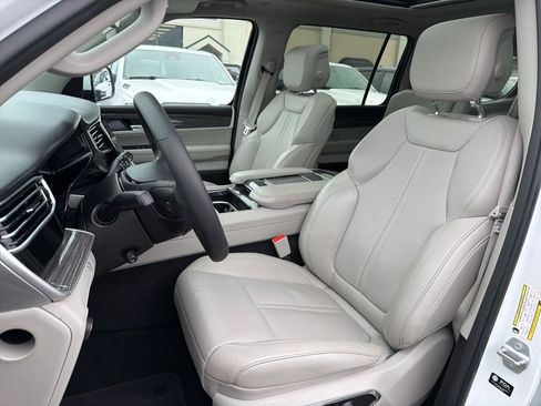 Used 2022 Jeep Wagoneer Series III w/ Premium Group I image 38