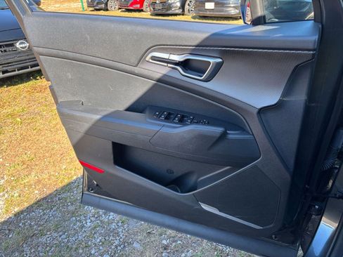 Used 2025 Kia Sportage LX image 18