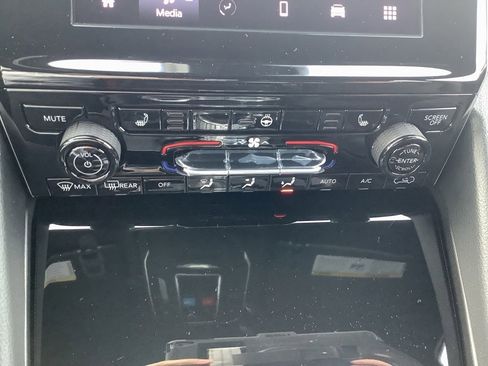 New 2025 Jeep Grand Cherokee Laredo w/ Luxury Tech Group I image 18