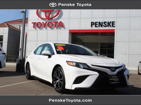Used 2018 Toyota Camry SE FWD image 1