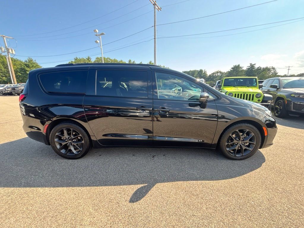 Certified 2022 Chrysler Pacifica Limited w/ S Appearance Package FWD image 6