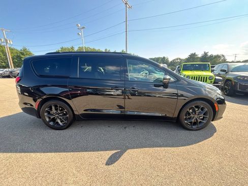 Certified 2022 Chrysler Pacifica Limited w/ S Appearance Package FWD image 6