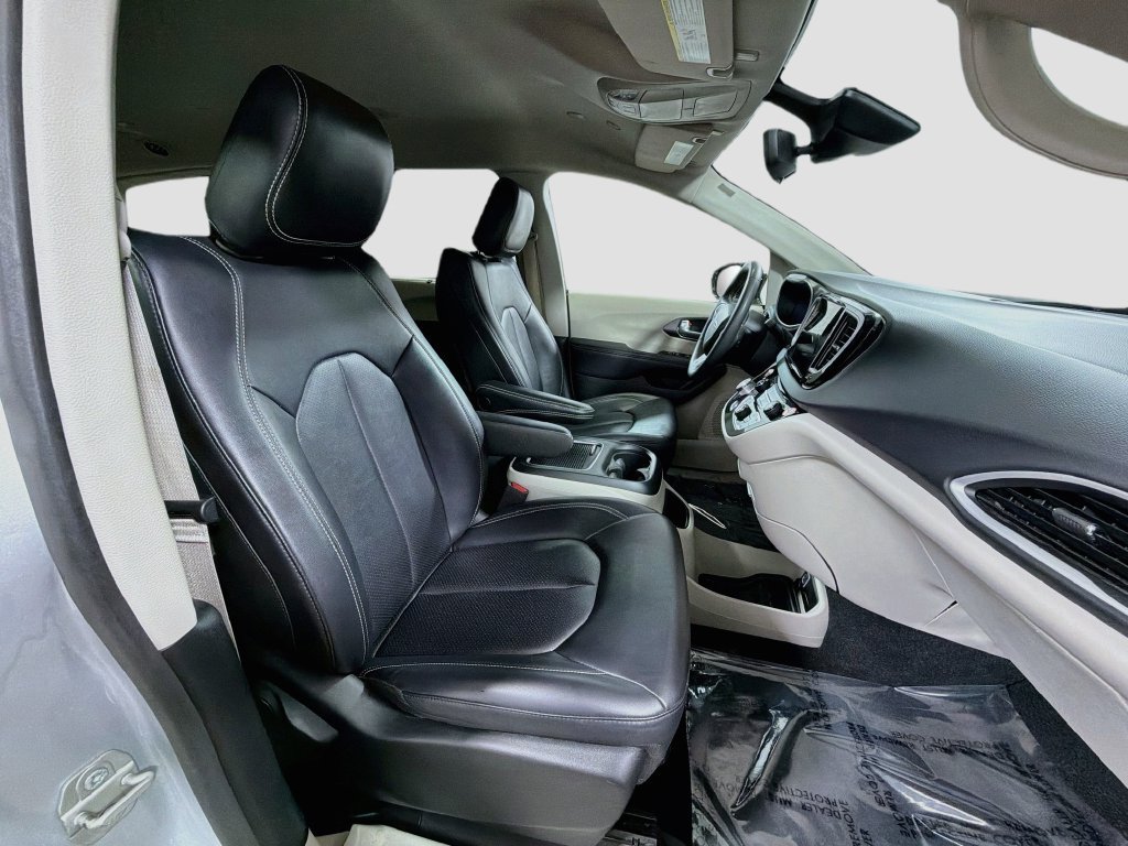 Used 2024 Chrysler Pacifica Touring-L FWD image 30