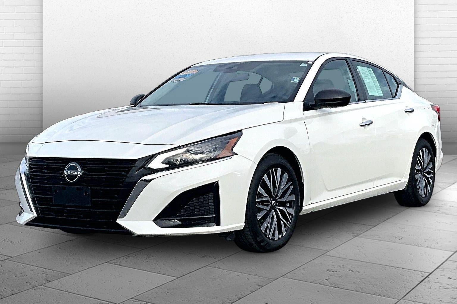 Used 2025 Nissan Altima 2.5 SV FWD image 13