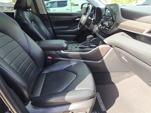 Certified 2022 Toyota Highlander XLE image 14