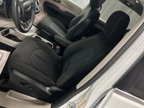 Used 2024 Chrysler Voyager LX image 12