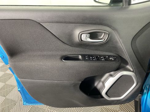 Used 2020 Jeep Renegade Latitude w/ Cold Weather Group AWD/4WD image 13