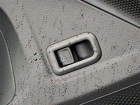 New 2025 Volkswagen Tiguan SE image 21