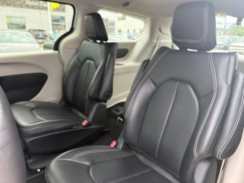 Used 2024 Chrysler Pacifica Limited FWD image 15