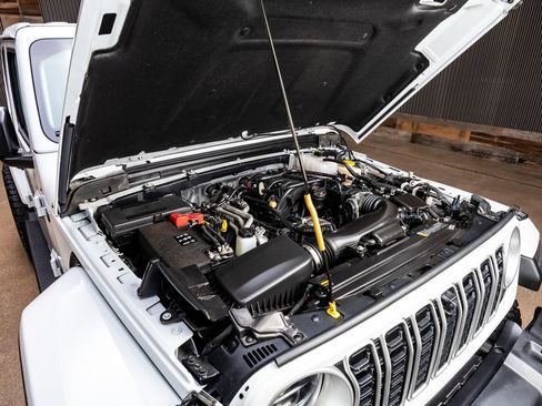 Used 2025 Jeep Wrangler Unlimited Sahara AWD/4WD image 40