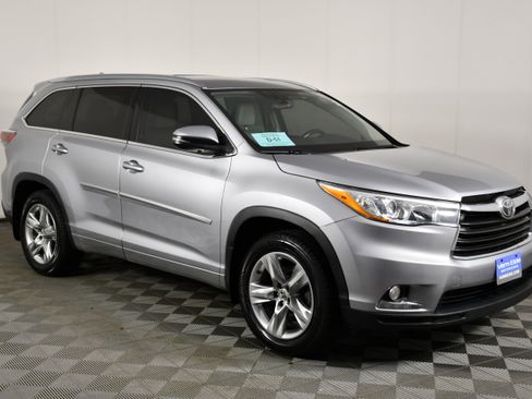 Used 2016 Toyota Highlander Limited w/ Driver Technology Package AWD/4WD image 4