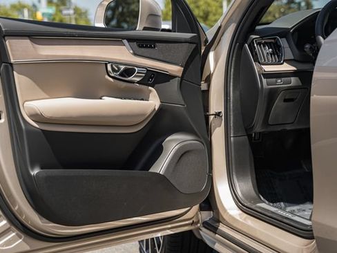 New 2026 Volvo XC90 B6 Plus w/ Protection Package Premier AWD/4WD image 39