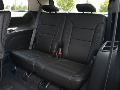 Used 2023 GMC Acadia SLT w/ Preferred Package image 12