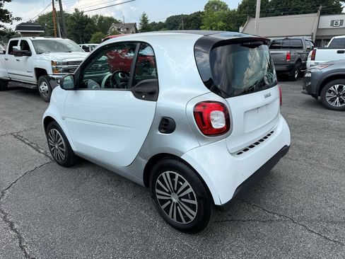 Used 2016 smart fortwo pure RWD image 4