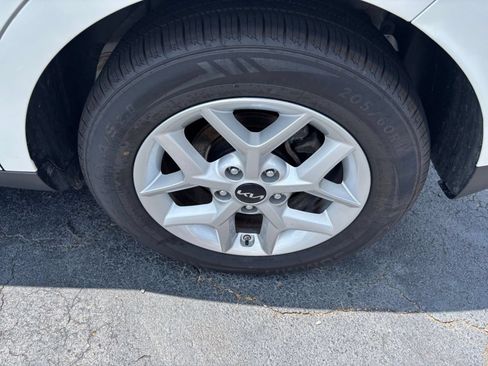 Used 2025 Kia Soul LX w/ LX Technology Package FWD image 24