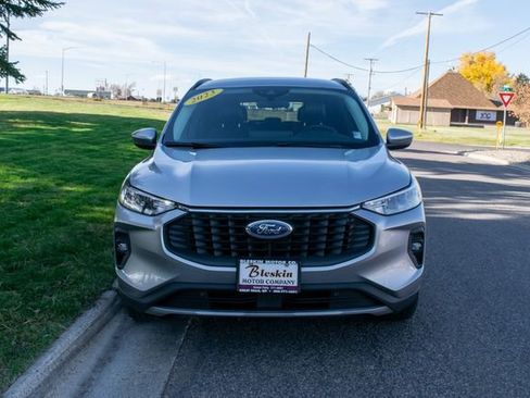 Used 2023 Ford Escape SE image 2