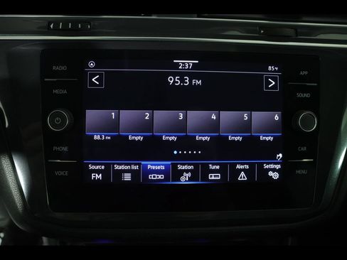 Used 2023 Volkswagen Tiguan SE w/ Panoramic Sunroof Package FWD image 27