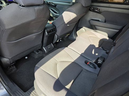 Used 2025 Toyota Highlander LE FWD image 31