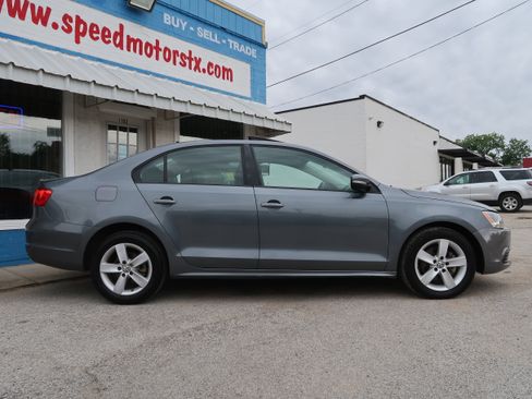 Used 2012 Volkswagen Jetta TDI FWD image 4