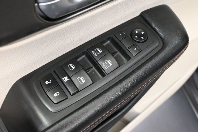 Used 2020 Chrysler Pacifica Touring-L FWD image 14