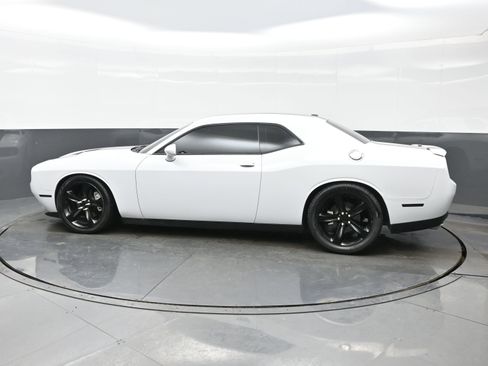 Used 2017 Dodge Challenger R/T image 3