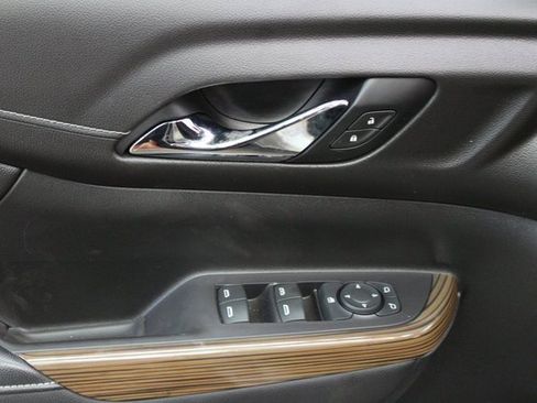 Used 2020 GMC Acadia SLE image 13