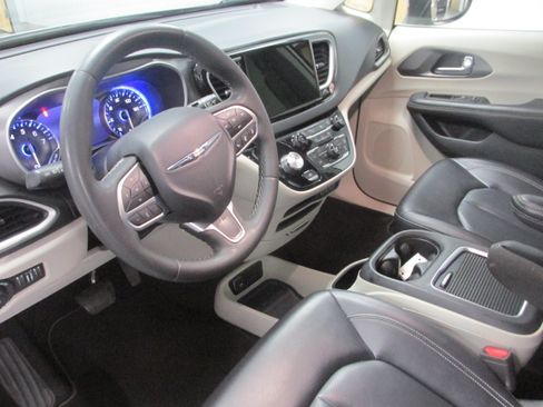 Used 2023 Chrysler Pacifica Touring-L FWD image 24