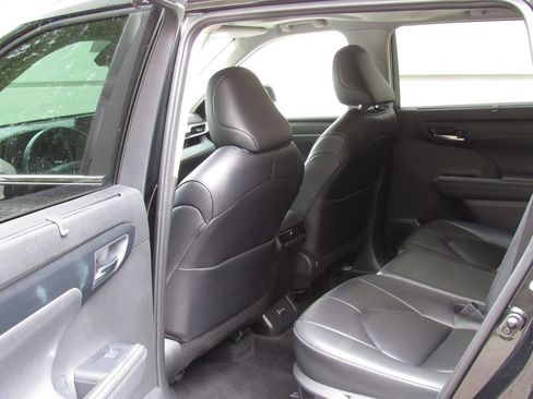 Used 2024 Toyota Highlander XLE AWD/4WD image 14