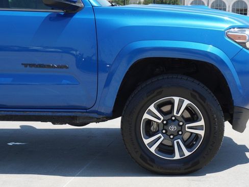 Used 2016 Toyota Tacoma TRD Sport w/ Towing Package RWD image 9