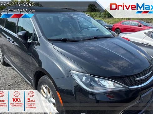 Used 2020 Chrysler Pacifica Touring-L FWD image 1
