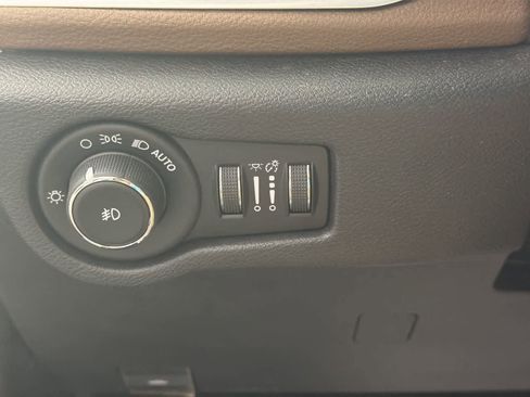 Used 2018 Chrysler Pacifica Limited FWD image 32